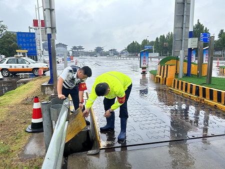 汛期应急值守，雨中排查车道线缆井是否积水（2）.jpg