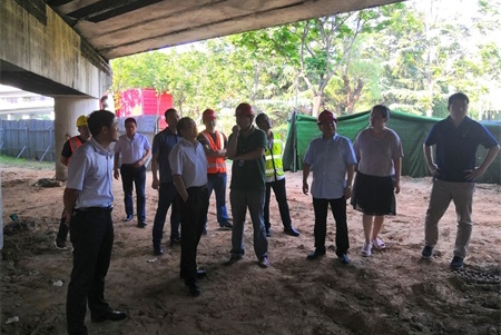 中原高速副总经理郭伦远一行到机场高速视察K0+385桥梁抢险工作 (2)_看图王.jpg