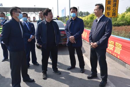 省交通运输厅副厅长宋华东一行深入航空港分公司郑州南收费站调研指导2.jpg