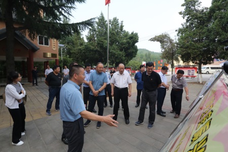 实地查看，听取有关工作情况汇报，询问了解王庄村基层党建工作开展情况 (4).jpg