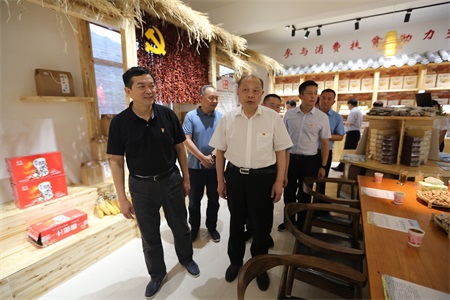 实地察看村扶贫产品体验展示中心 (3).jpg