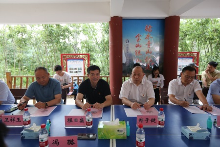 领导一行在村党群服务中心组织召开调研座谈会 (3).jpg