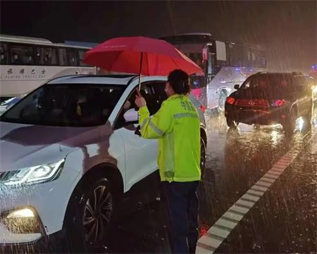 防汛抢险，彻夜奋战！4.jpg