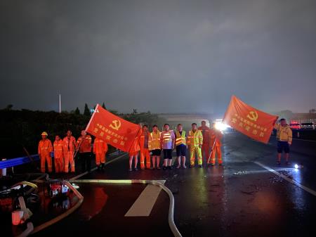 分公司防汛抢险党员突击队全力疏通积水路段中，最大限度保障道路畅通3.jpg